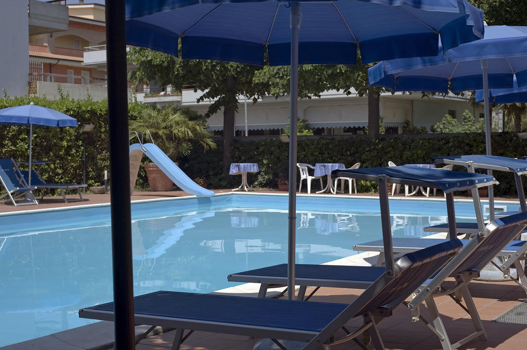 Hotel Leuco' Мартинсикуро Екстериор снимка